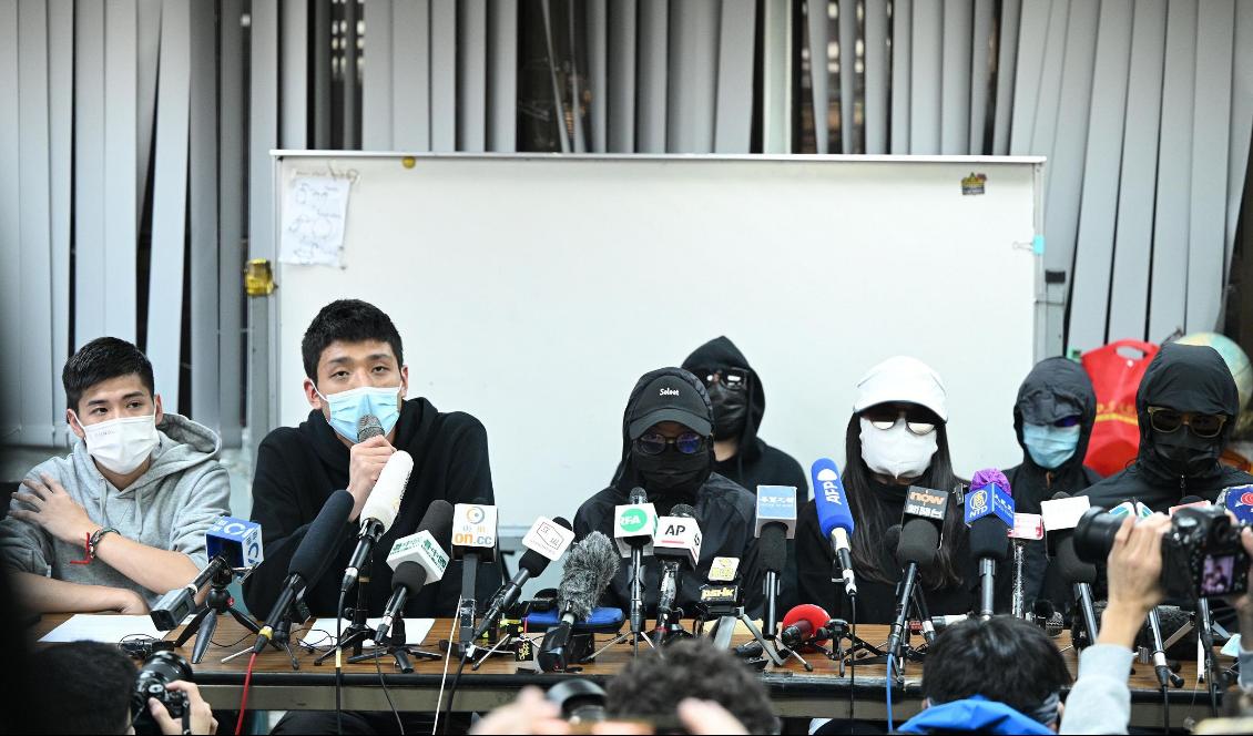 Anhöriga till de 12 Hongkong-aktivister som försökte fly till Taiwan i slutet av augusti håller en presskonferens den 28 december 2020. Foto: Peter Parks/AFP via Getty Images