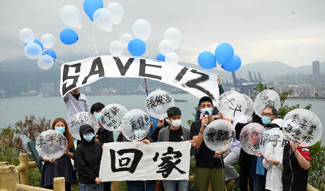 Fyra familjer och en grupp personer i kampanjen ”Save12HKers” (Rädda 12 Hongkongbor) förbereder sig för att släppa ballonger mot Yantian i Kinas fastland den 21 november 2020. Foto: Peter Parks/AFP via Getty Images