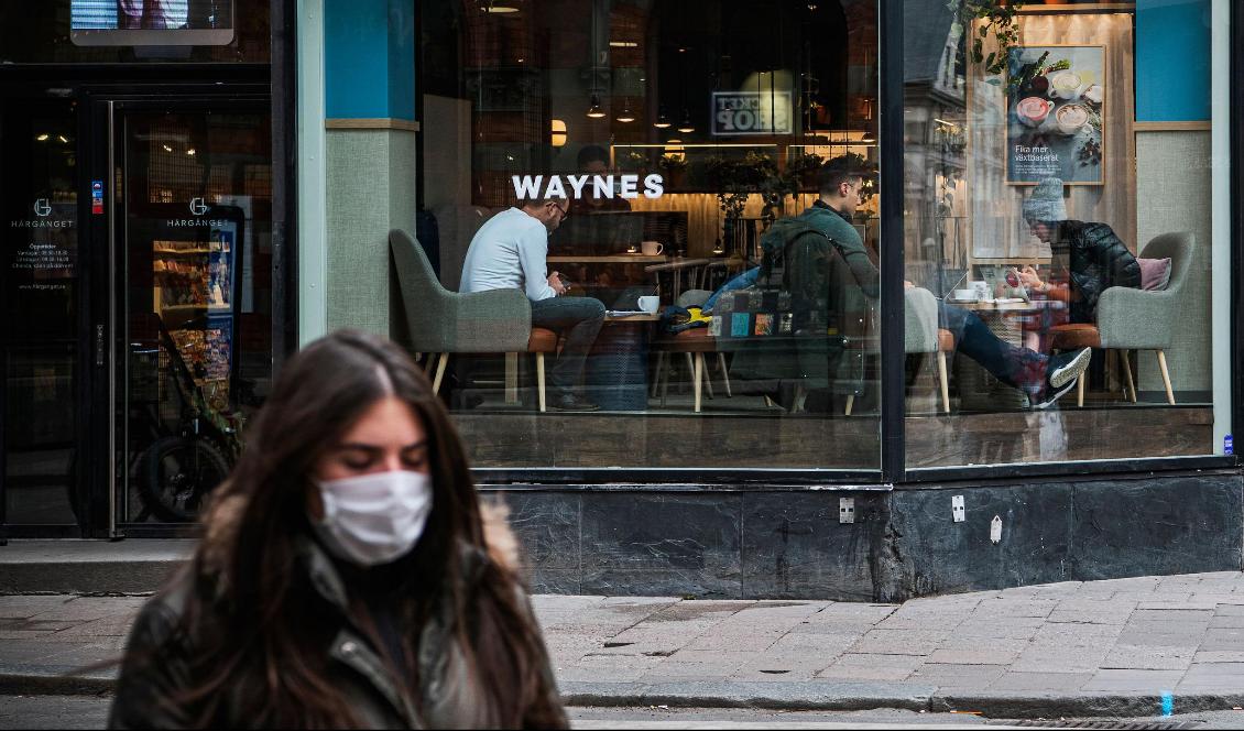 En kvinna bär munskydd på Södermalm i Stockholm den 14 april 2020. Foto: Jonathan Nackstrand/AFP via Getty Images