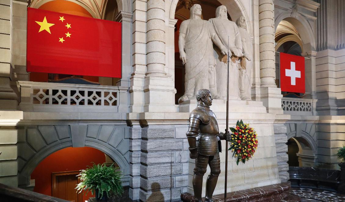 De kinesiska och schweiziska flaggorna hänger tillsammans i parlamentshuset i Bern den 15 januari 2017. Foto: Peter Klaunzer/AFP via Getty Images