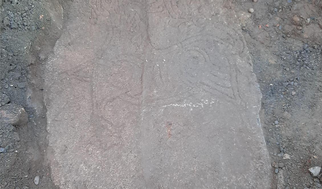 




En av stenarna som ingår i Hunnestadsmonumentet hittades på onsdagen utanför Ystad.  Foto: Axel Krogh Hansen/Arkeologerna/Länsstyrelsen Skåne                                                                                                                                                                                                                            