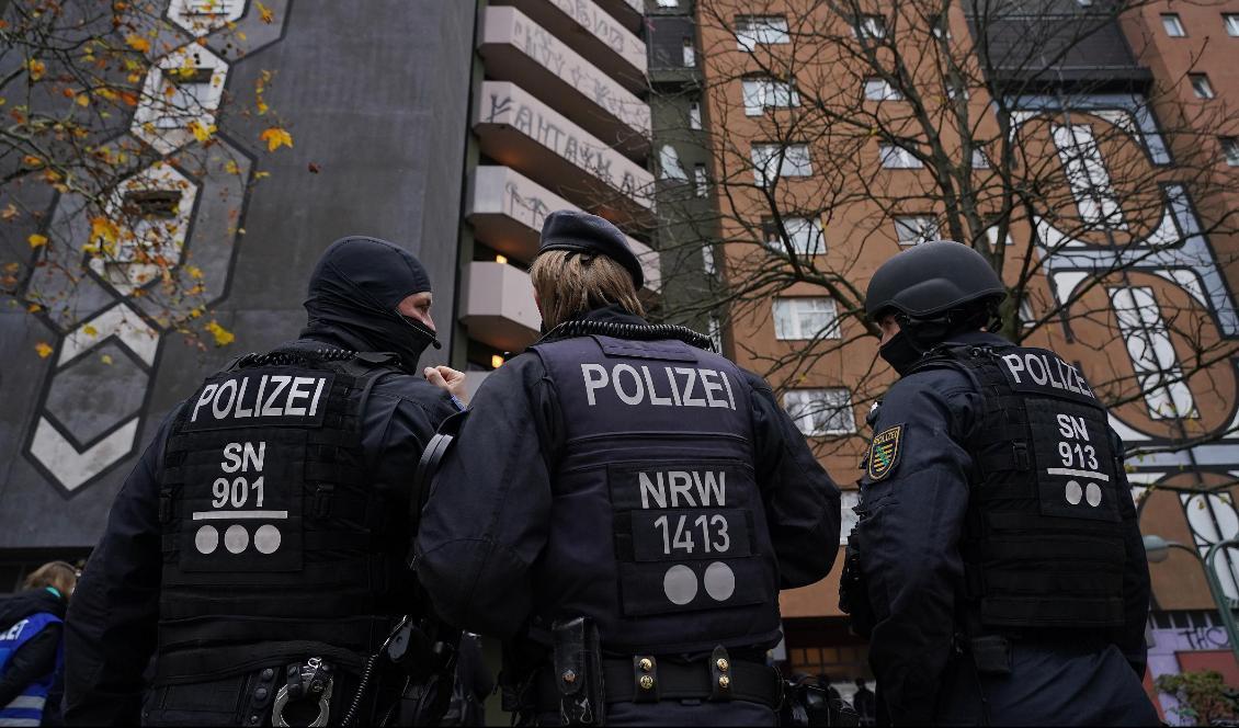 

Beväpnad polis i Berlin efter i samband med razzior mot medlemmar i den kriminella Remmo-klanen den 17 november 2020. Foto: Sean Gallup/Getty Images                                                                                        