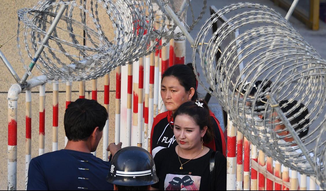 Bilden är tagen den 31 maj 2019 och visar en uigurisk kvinna i Hotan i Xinjiang i Kina. Foto: Greg Baker/AFP via Getty Images