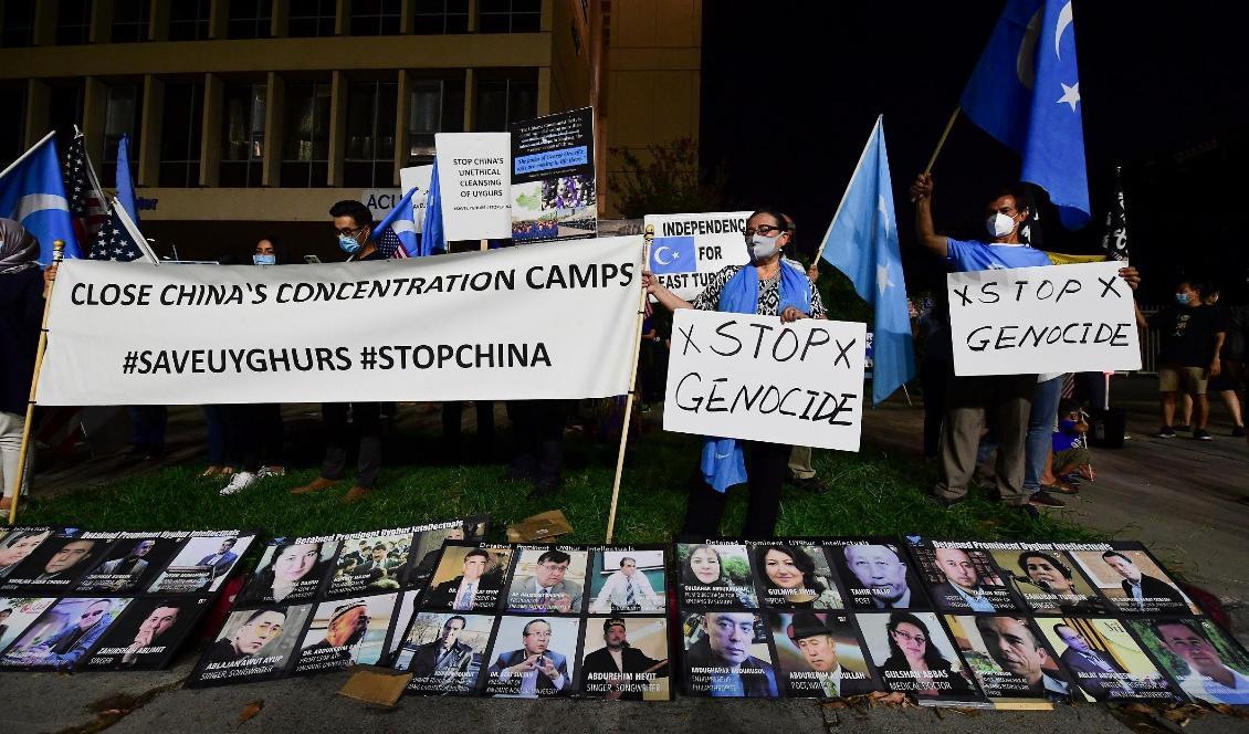

Demonstranter utanför det kinesiska konsulatet i Los Angeles den 1 oktober 2020. På fotot syns plakat som visar bilder på uigurer som har blivit frihetsberövade av Kinas regim. Foto: Frederic J. Brown/AFP via Getty Images                                                                                        