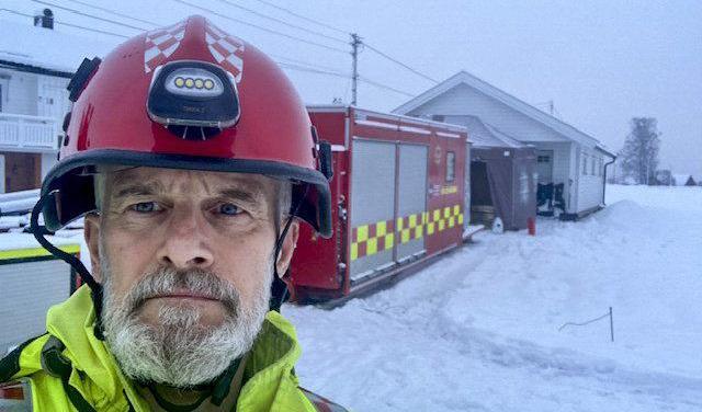 Tomas Norberg, samverkansperson för det så kallade Nusar-teamet, är på plats vid skredområdet i Ask i Gjerdrum. Foto: Privat