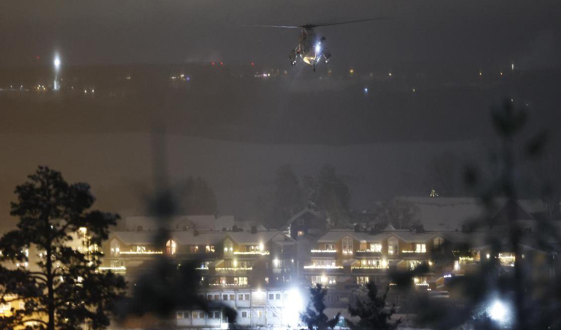 Sökinsatsen fortsätter i Gjerdrum. Men det är en kamp mot klockan om man ska hitta överlevare. Foto: Jil Yngland/NTB/TT