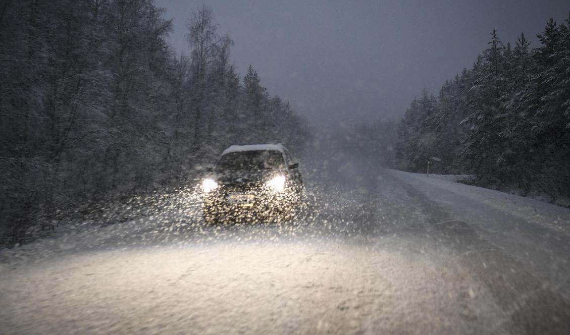 I norra Sverige riskerar det bli snöhalka under nyårsdagen och in över lördagen. Foto: Pontus Lundahl/TT