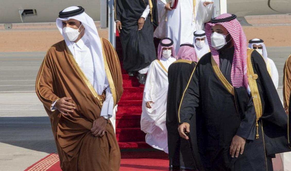 Kronprins Mohammed bin Salman, till höger, välkomnar Qatars emir Tamim bin Hamad al-Thani till al-Ula. Foto: Saudiska hovet/AP/TT