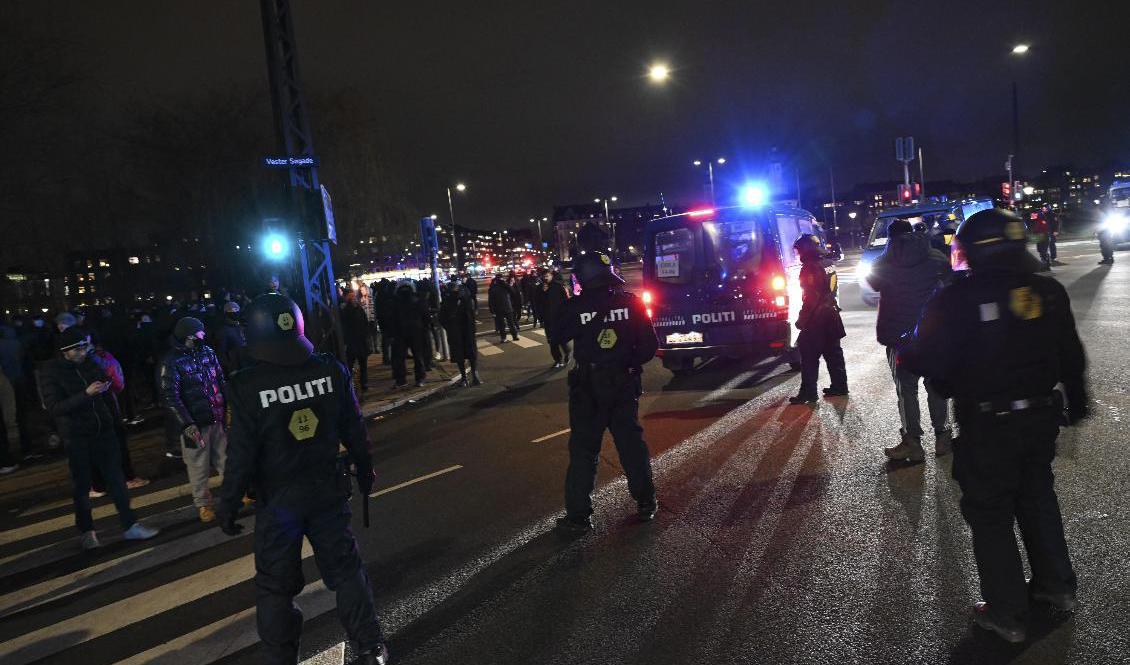 Polis övervakar coronaprotesterna på Rådhusplatsen i Köpenhamn. Foto: Philip Davali/Ritzau Scanpix/TT