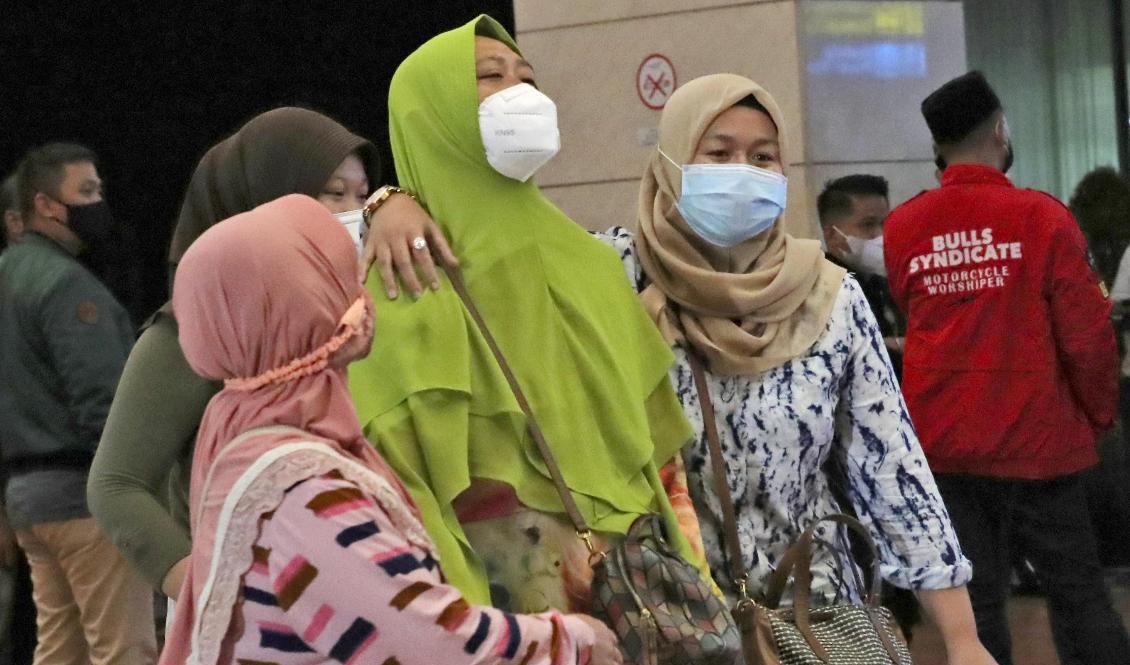 Anhöriga till personer som befann sig på det indonesiska olycksplanet på flygplatsen i Tangerang utanför Jakarta. Foto: Tatan Syuflana/AP/TT