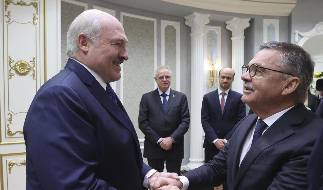 Belarus president Aleksandr Lukasjenko, vänster, och Internationella ishockeyförbundets ordförande René Fasel träffades i Minsk. Foto: Nikolai Petrov/BeITA Pool Photo/AP