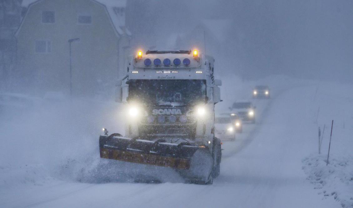 Plogning av snö utanför Sundsvall på måndagen. SMHI har utfärdat en klass 3-varning, vilket har fått Trafikverket att ställa in tåg och skolor att stänga. Foto: Mats Andersson/TT