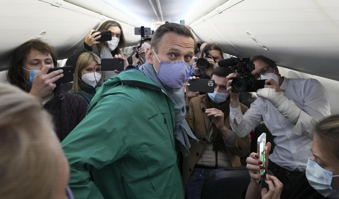 Aleksej Navalnyj ombord på planet som ska ta honom till Moskva. Foto: Mstyslav Chernov/AP/TT