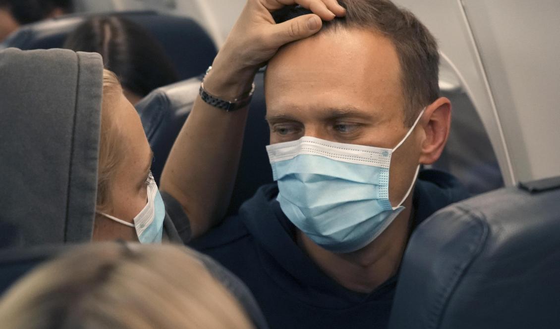 Alexei Navalnyj och hans hustru Julia på det flygplan som tog dem från Berlin till Moskva. Foto: Mstyslav Chernov/AP/TT