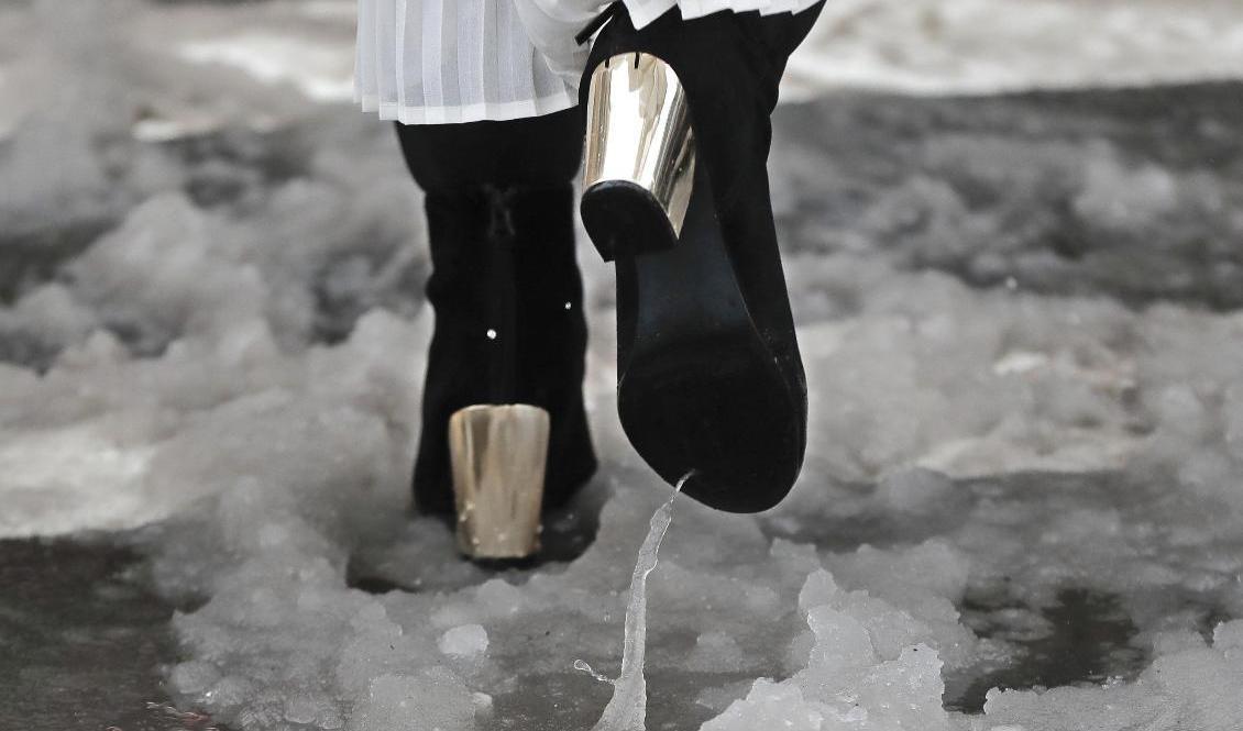 Mildare temperaturer i södra Sverige hotar det liggande snötäcket. Arkivbild. Foto: Julie Jacobson/AP/TT