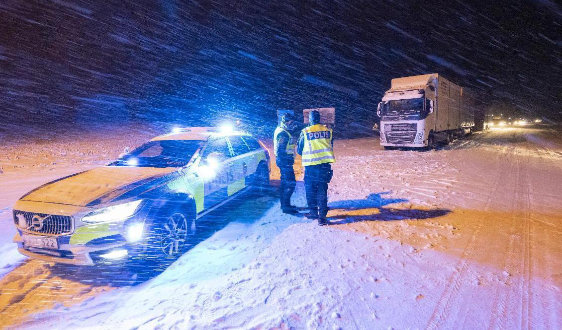 Polisen har fått hjälpa till i trafiken under natten, men inga allvarligare olyckor har rapporterats. Arkivbild. Foto: Johan Nilsson/TT