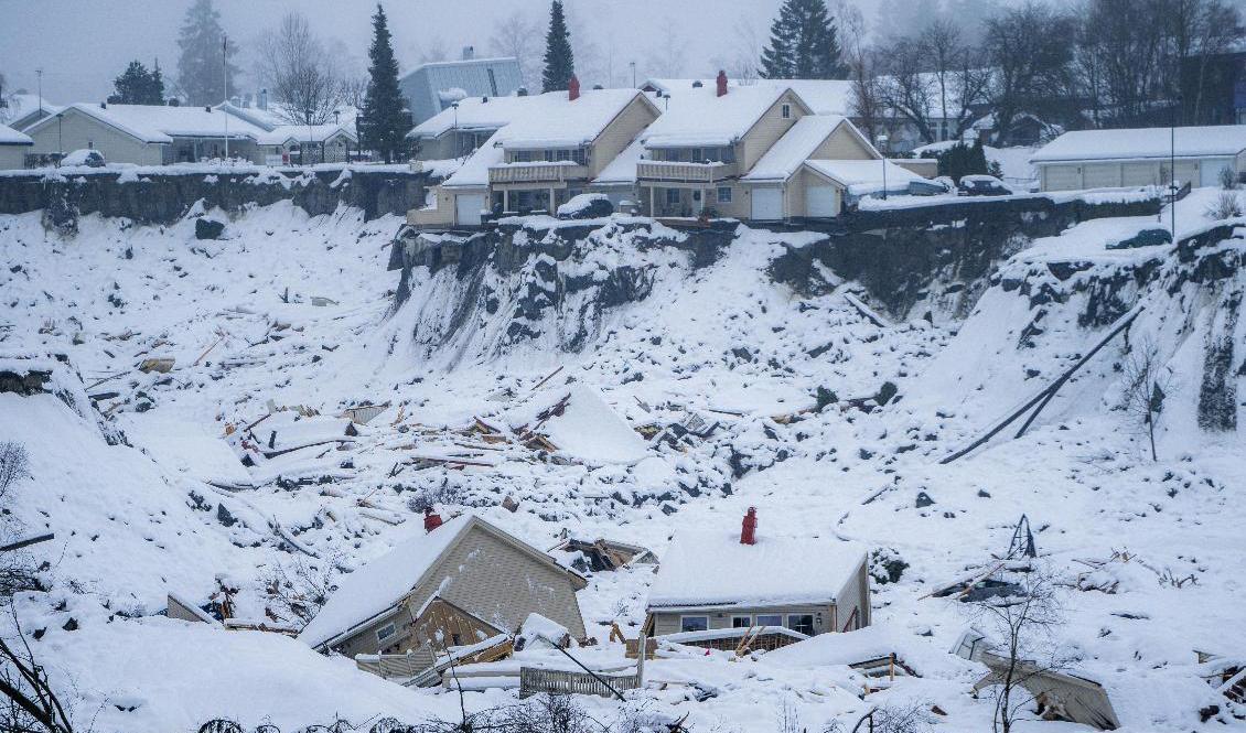Troligen omkom tio personer i raset i Gjerdrum i Norge. Av de flera tusen som evakuerades får nu flera hundra flytta tillbaka till sina hem. Foto: Håkon Mosvold Larsen/NTB/TT