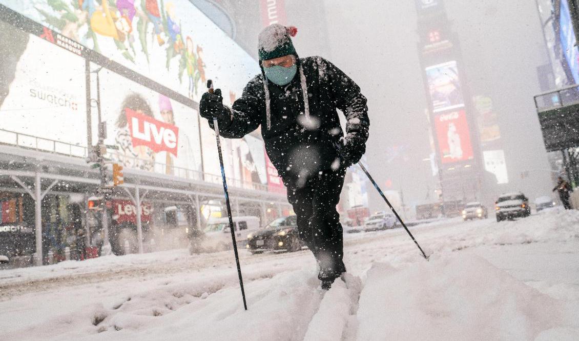 Steve Kent passerar Times Square på Manhattan i New York på längdskidor. Foto: John Minchillo/AP/TT