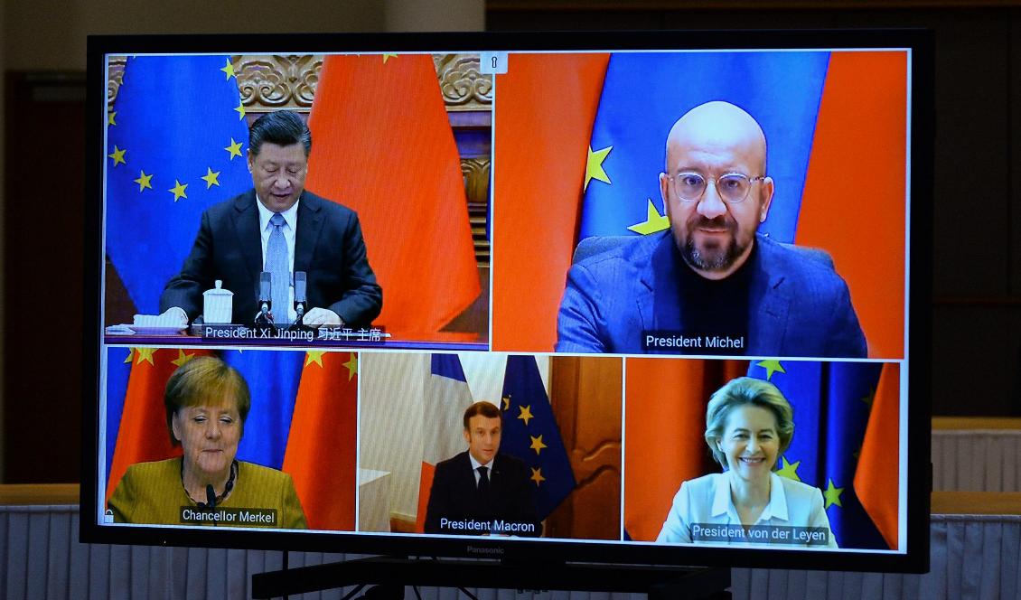 EU:s ordförande Ursula von der Leyen, EU:s rådsordförande Charles Michel, Tysklands förbundskansler Angela Merkel, Frankrikes president Emmanuel Macron och Kinas president Xi Jinping under en videokonferens den 30 december. Foto: Johanna Geron/POOL/AFP via Getty Images