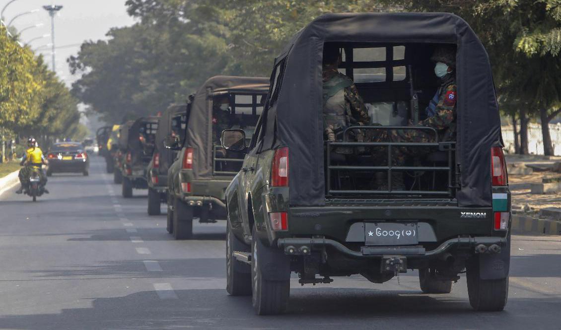 
En militärkonvoj patrullerar gatorna i Mandalay i Myanmar. Foto: STR/AP/TT                                            