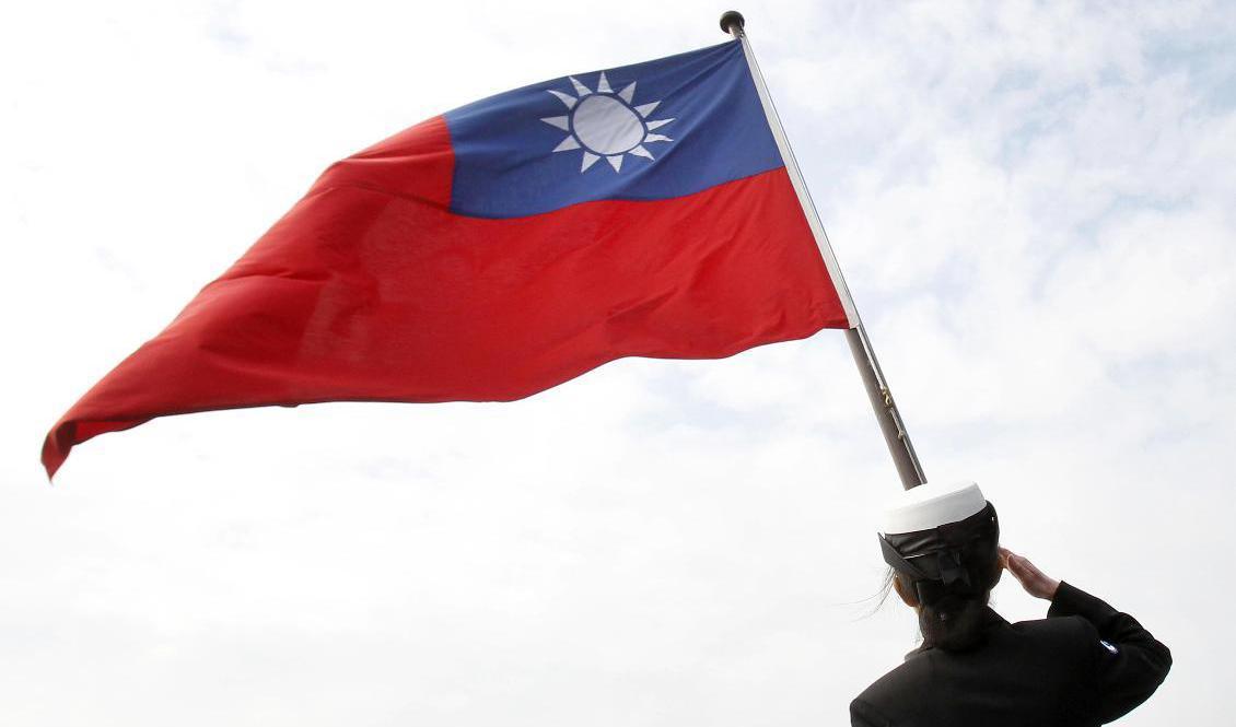 En taiwanesisk officer vid landets flagga. Kina ser Taiwan som en del av sitt territorium och Taiwan har därför endast diplomatiska relationer med ett fåtal länder. Arkivbild. Foto: Chiang Ying-ying/AP/TT