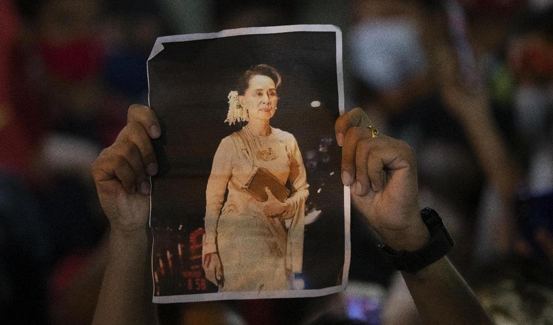 Myanmarier i Thailand visar sitt stöd för den av militären avsatte ledaren Aung San Suu Kyi. Foto: Sakchai Lalit/AP/TT
