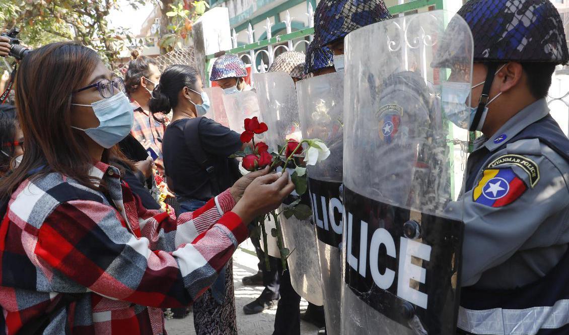 En manifestation till stöd för gripna universitetsstudenter i staden Mandalay i Myanmar på fredagen. Foto: AP/TT
