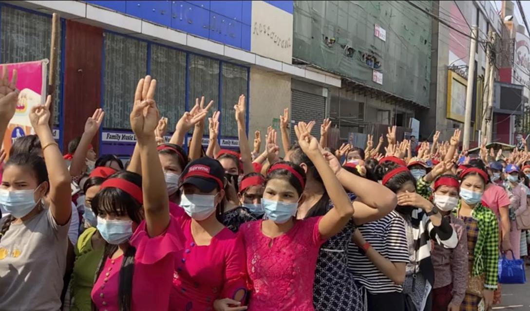 
Bild från lördagens protester i Myanmars största stad Rangoon. Foto: AP/TT                                            