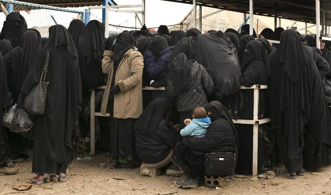 Kvinnor väntar på förnödenheter i lägret al-Hol i Syrien. Foto: Maya Alleruzzo