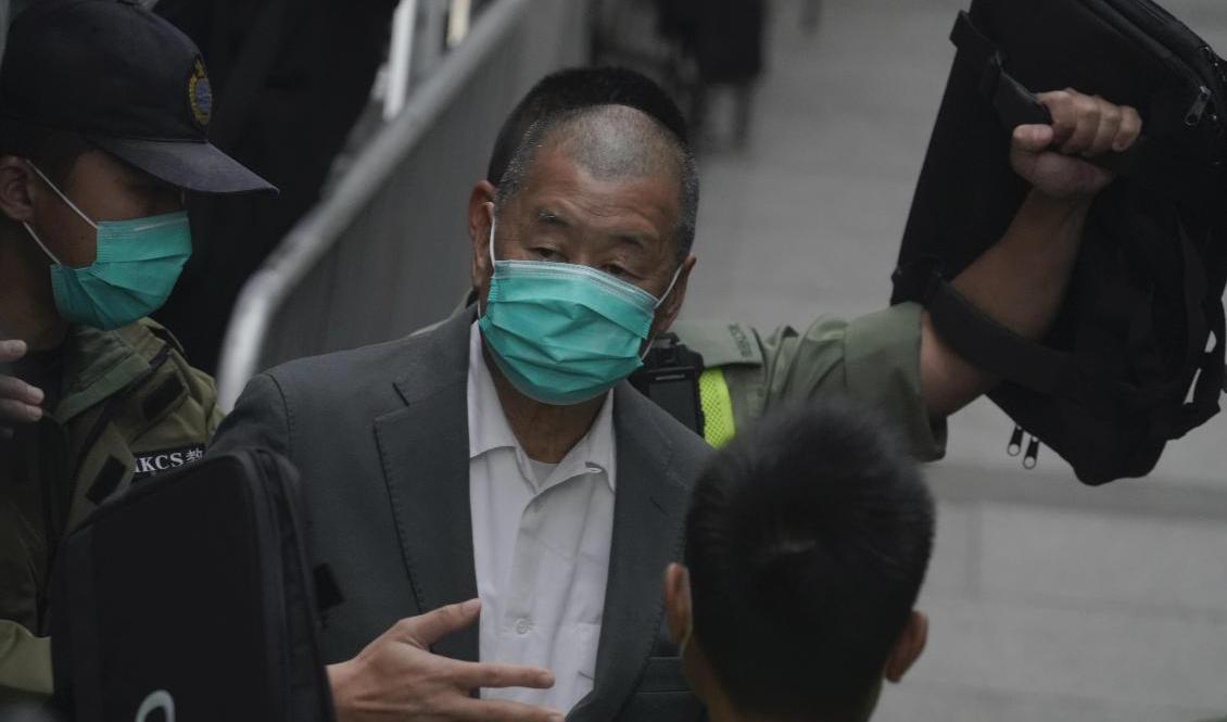Den prodemokratiske mediemogulen Jimmy Lai lämnar Hongkongs högsta domstol på tisdagen. Foto: Kin Cheung/AP/TT