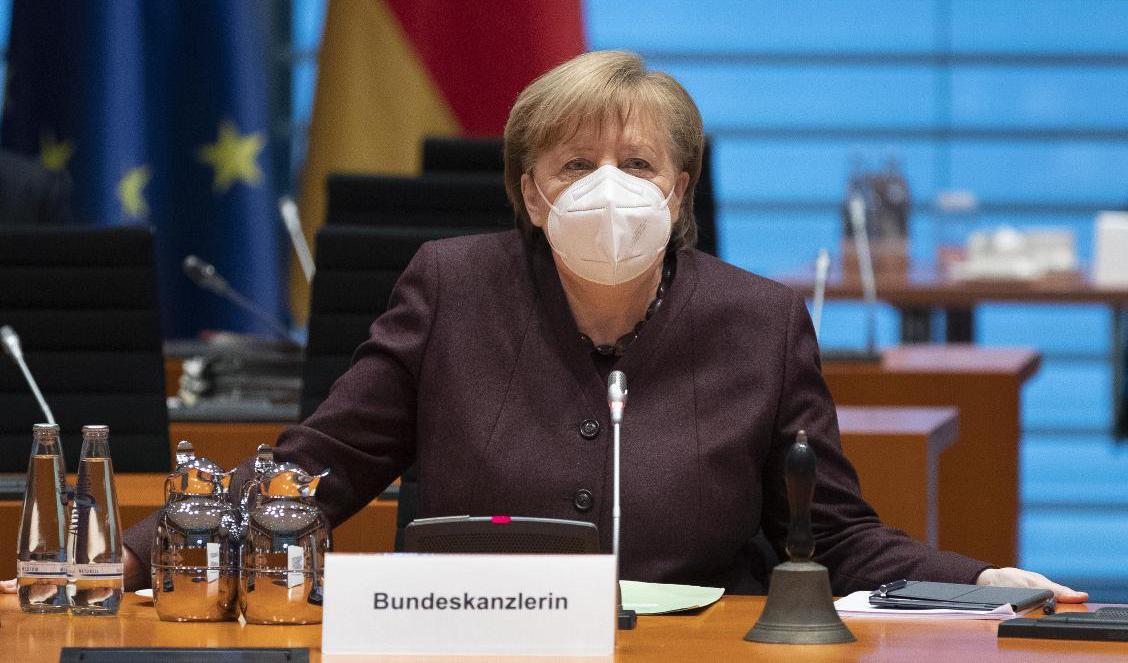 Den tyska regeringen, med förbundskansler Angela Merkel i spetsen, förlänger landets hårda pandemirestriktioner. Foto: Michael Sohn/AP/TT