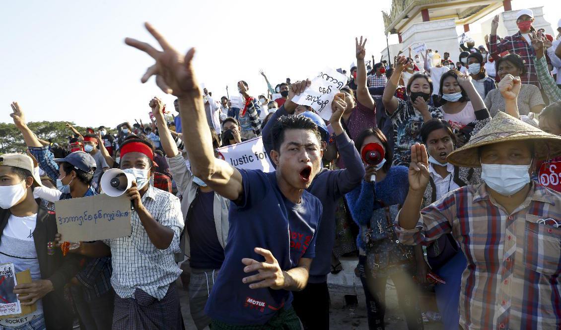 

Demonstrationer mot det nya militärstyret i Myanmar, tidigare i februari. Foto: AP/TT                                                                                        