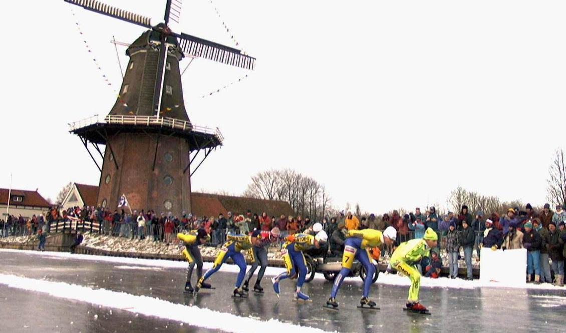 Skridskotävlingen Elvastadsloppet 1997 passerar byn Birdaard 4 januari 1997 – förra gången den nederlänska klassikern kunde genomföras. Då deltog 16.000 personer och en miljon stod i publiken. Arkivbild. Foto: Dimitri Georganas