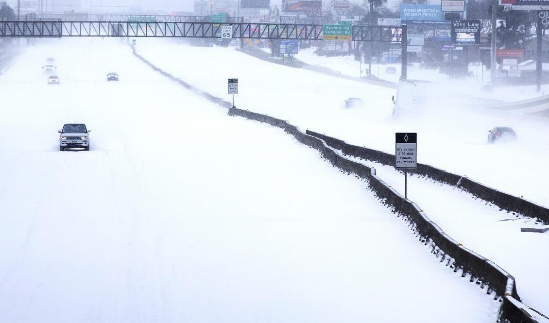 Snöiga vägar i The Woodlands, Texas, på måndagen. Foto: Brett Coomer/AP/TT