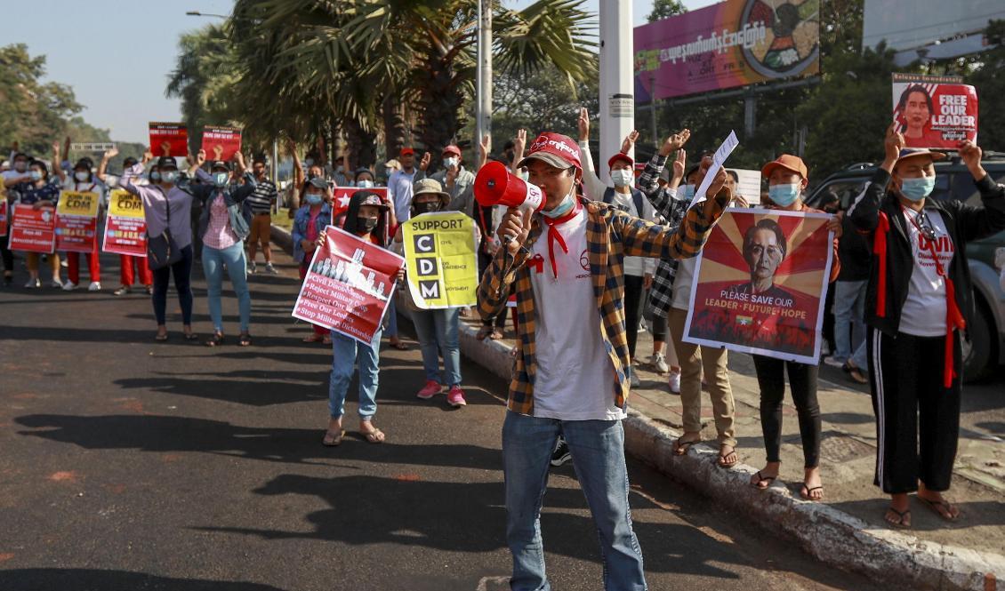 Demonstranter i Rangoon i Myanmar under onsdagen. Foto: AP/TT
