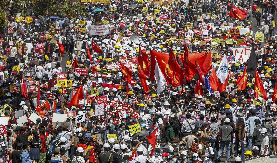 Protesterna i Myanmar har pågått i två veckor. Foto: AP/TT