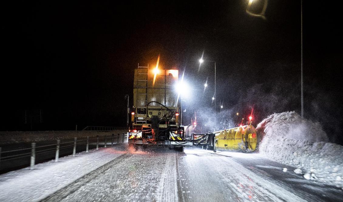 SMHI varnar för plötslig ishalka i stora delar av Mellansverige. På bilden pågår halkbekämpning i Jämtland. Arkivbild. Foto: Pontus Lundahl/TT
