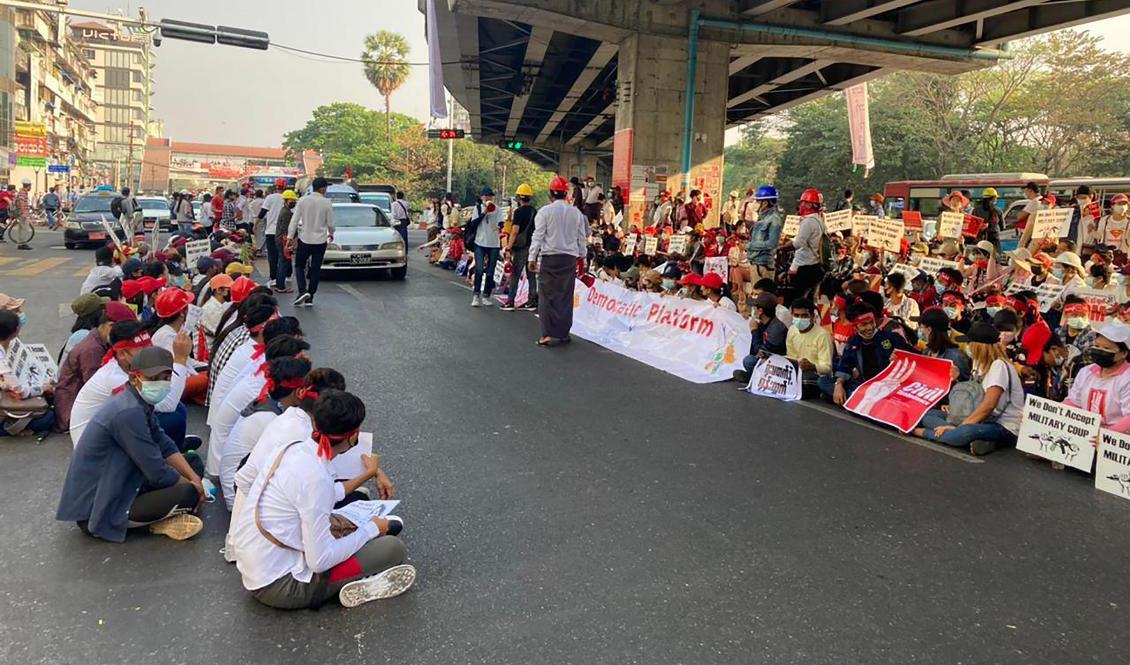 Demonstranter i Rangoon under måndagen. Foto: TT