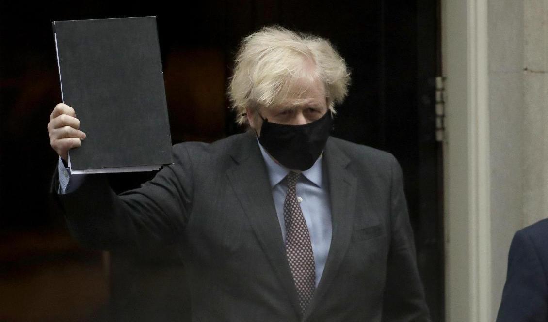 Boris Johnson på väg till brittiska parlamentet på måndagen. Foto: Matt Dunham/AP/TT