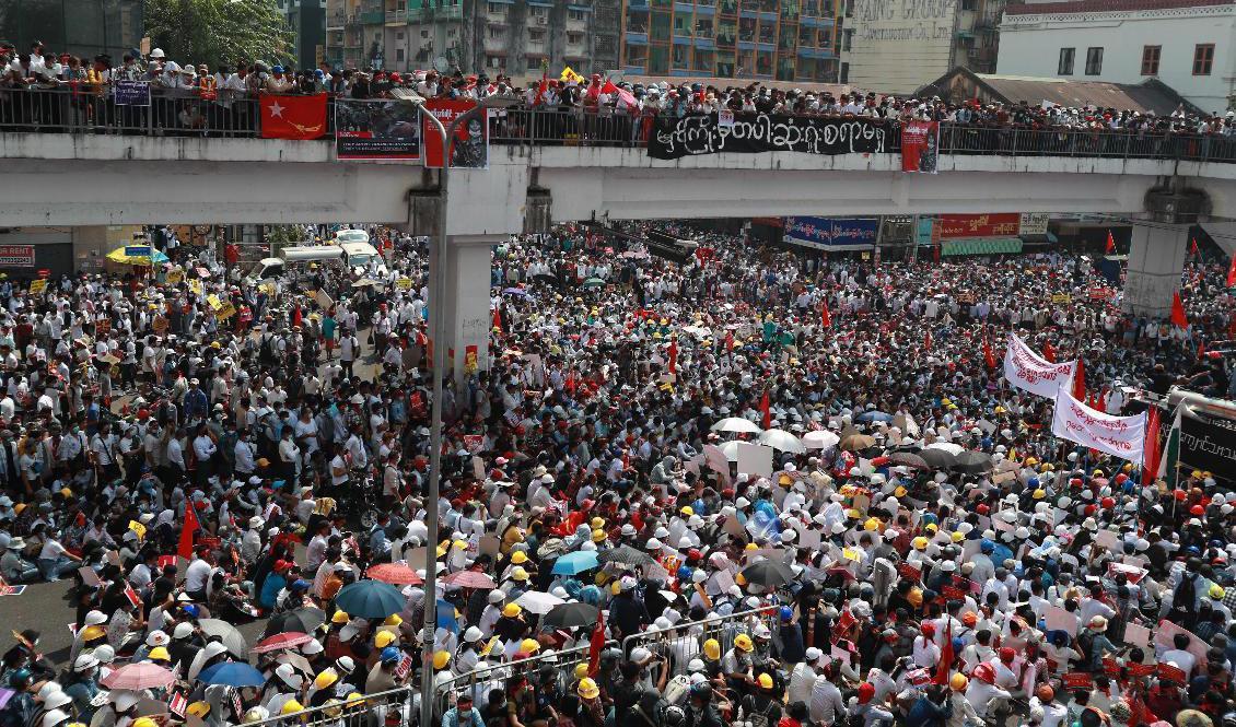 
Omfattande demonstrationer i Rangoon (Yangon) på måndagen. Foto: AP/TT                                            