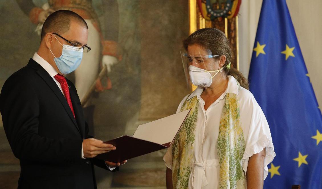 Venezuelas utrikesminister Jorge Arreaza (till vänster) kallade upp EU-ambassadören Isabel Brilhante Pedrosa i samband med beslutet att utvisa henne. Foto: Ariana Cubillos/AP/TT