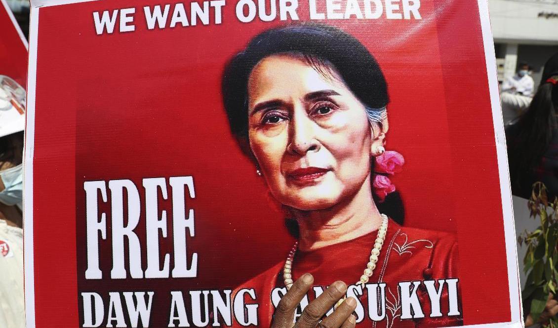 En demonstrant håller ett plakat med en bild av Myanmars fängslade ledare Foto: Aung San Suu Kyi. Arkivbild. AP/TT