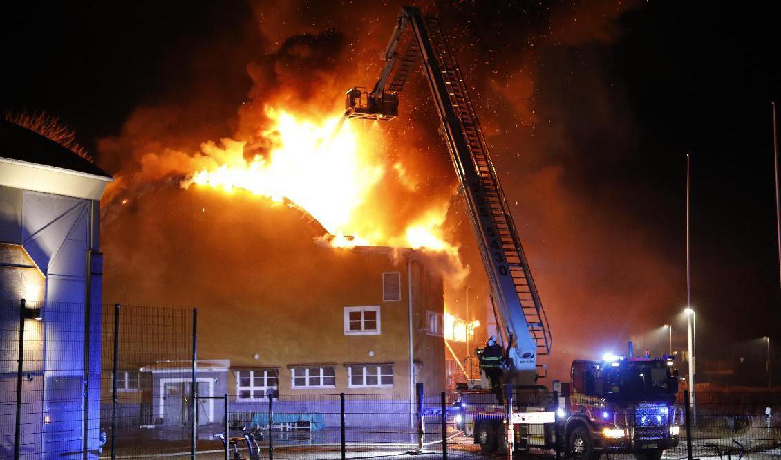 Det brinner i en omkring 100 år gammal skolbyggnad i Sigtuna, norr om Stockholm. Polisen misstänker att branden är anlagd. Foto: Christine Olsson/TT
