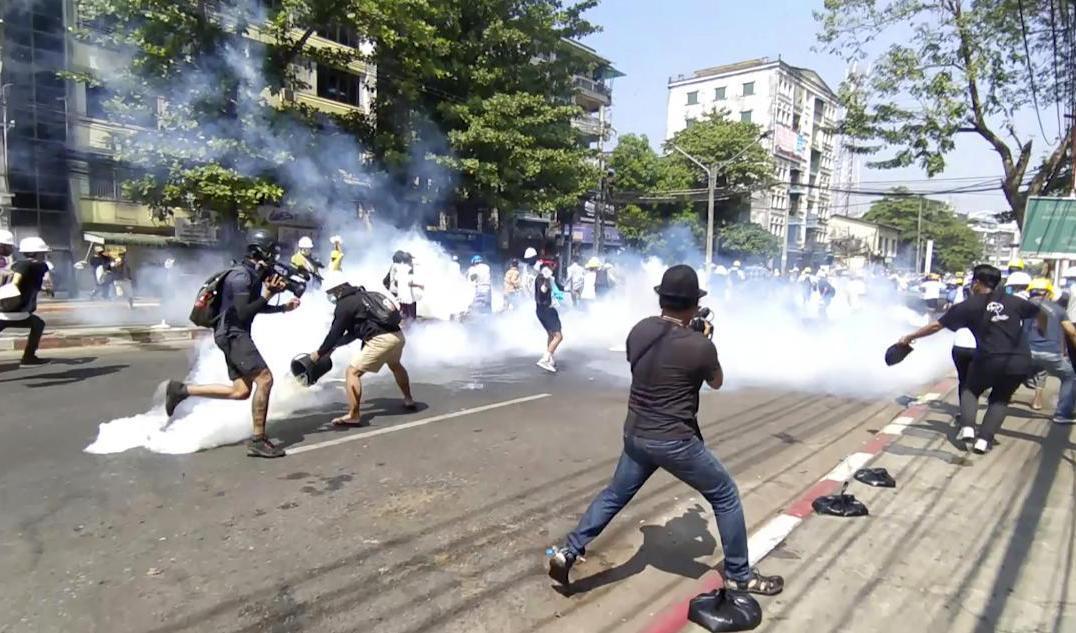 Polis i Rangoon använder tårgas mot demonstranter på måndagen. Foto: AP/TT