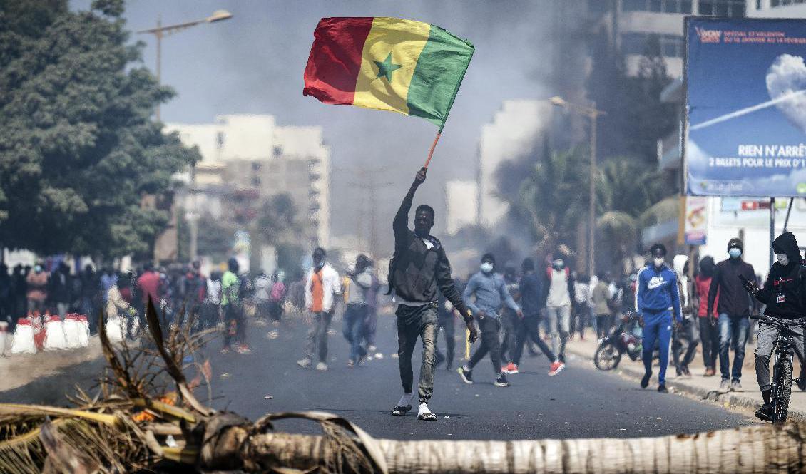 Demonstrationer i Dakar efter det att oppositionsledaren Ousmane Sonko gripits. Foto: Leo Correa/AP/TT