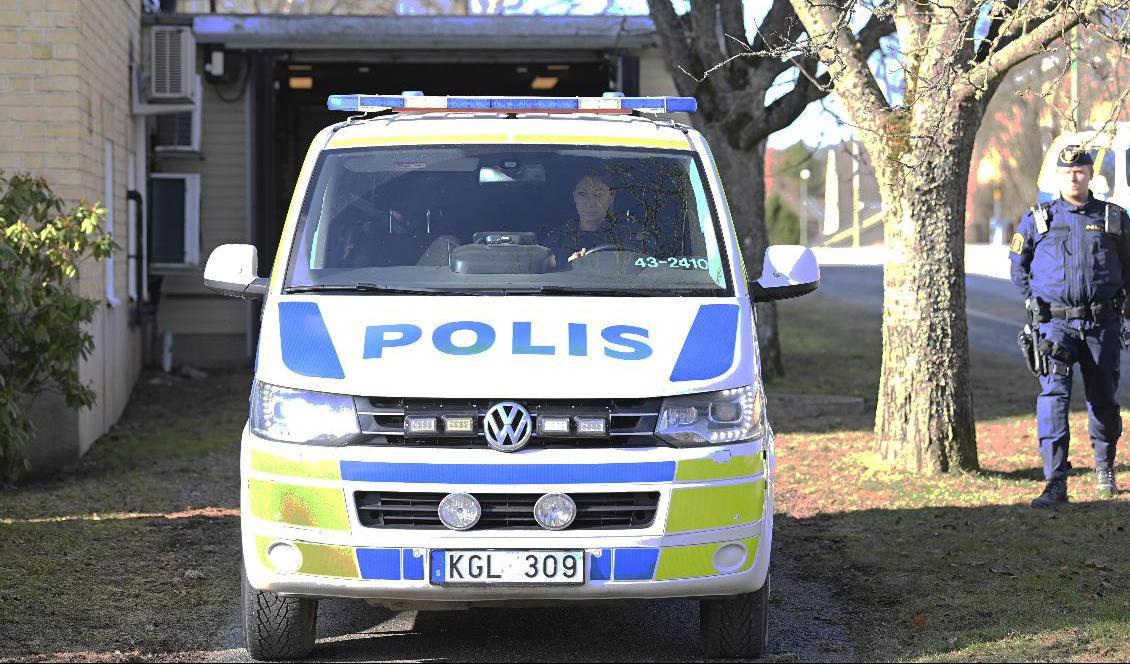 
Den misstänkte för Vetlandaattacken kördes i polisbil till och från häktningsförhandlingen i Eksjö tingsrätt. Foto: Mikael Fritzon/TT                                            