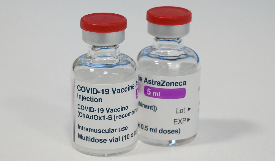 I Västra Götaland pausade man vaccineringen efter att flera personer fick akuta allergiska reaktioner. Astra Zeneca säger att det inte är något fel på vaccinet. Foto: Leon Neal/Getty Images