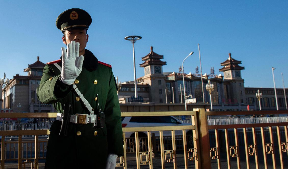 

En paramilitär polis står vakt vid Pekings järnvägsstation den 8 januari 2019. Foto: Nicolas Asfouri/AFP via Getty Images                                                                                        