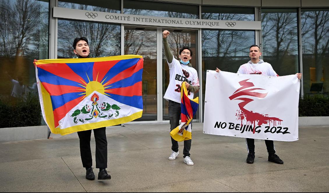 Aktivister utanför Olympiska kommitténs högkvarter i Lausanne i Schweiz protesterar mot Vinter-OS 2022 i Peking. Foto: Fabrice Coffrini/AFP via Getty Images