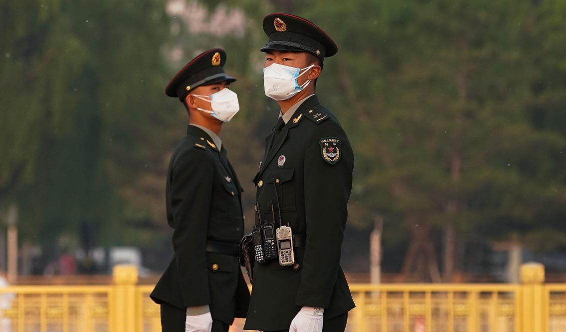 Två kinesiska paramilitära poliser syns på Himmelska fridens port den 28 april 2020 i Peking i Kina. Foto: Lintao Zhang/Getty Images